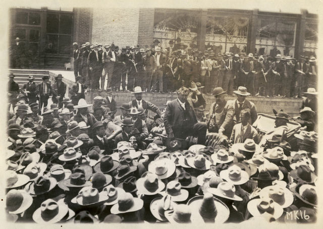 El coronel William C. Greene frente a multitud de trabajadores mexicanos durante la huelga de mineros de 1906, Cananea, México