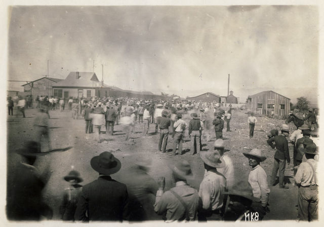 Multitud de trabajadores de las minas de México se reunieron en el patio de madera durante la huelga de 1906, Cananea, México