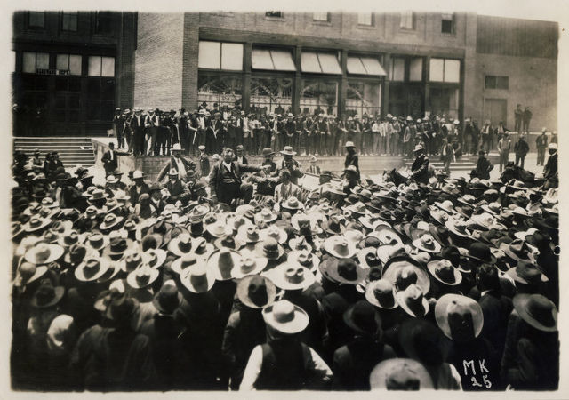 El coronel William C. Greene con el brazo outstreched dirigiéndose a una multitud de trabajadores mexicanos durante la huelga de mineros de 1906, Cananea, México
