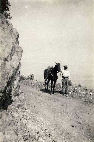 El hombre y el caballo en el camino, Cananea, México