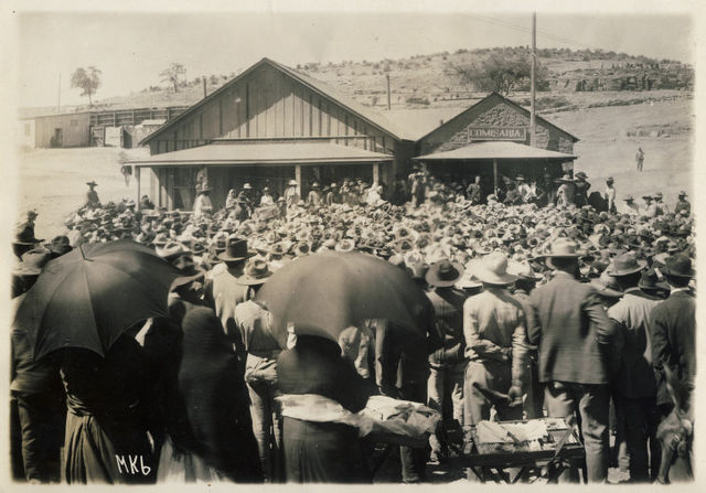 El coronel William C. Greene frente a multitud de trabajadores mexicanos de la mina de cobre se reunieron frente a la estación de policía durante la huelga de 1906, Cananea, México